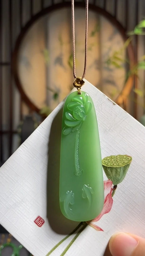 颈饰18K金镶嵌和田玉，冰翠粉绿——双鱼戏莲花