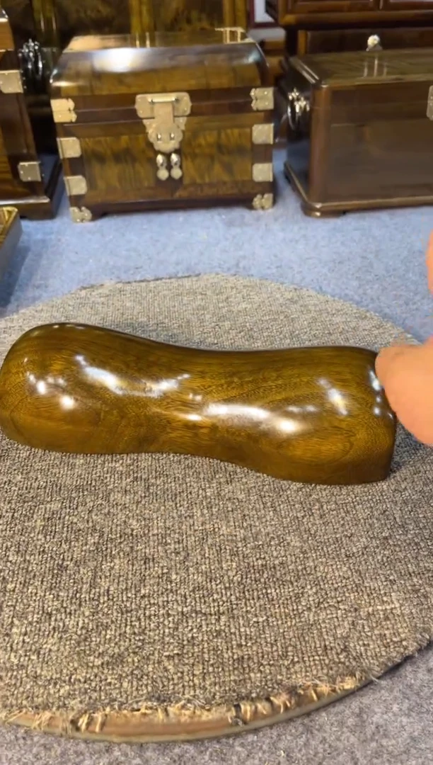 乌木类成套家具枕头