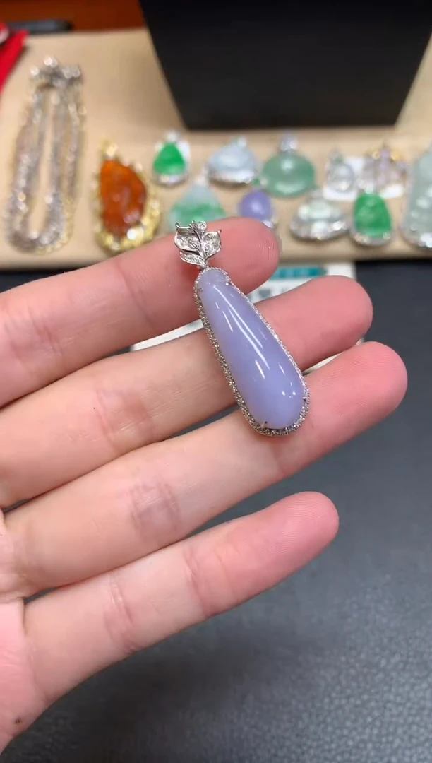 【闪购商品】翡翠颈饰18K金镶嵌福瓜【无服务费】