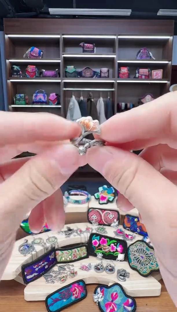 织绣36蒙阿苏苗绣传承店