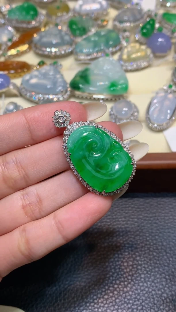 颈饰18K金镶嵌翡翠1