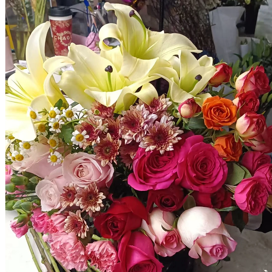 过年年宵花  1束混搭款  随机配送 2支白百合或向日葵  10支玫瑰 3支多头玫瑰  加配花