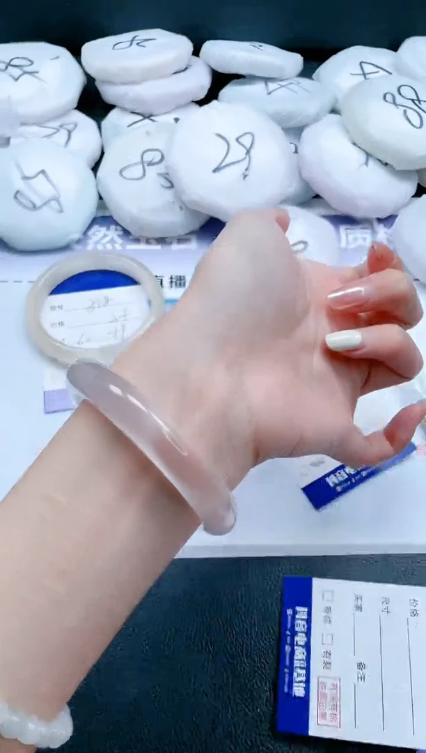 【闪购商品】石英质玉手镯未镶嵌17J359-56