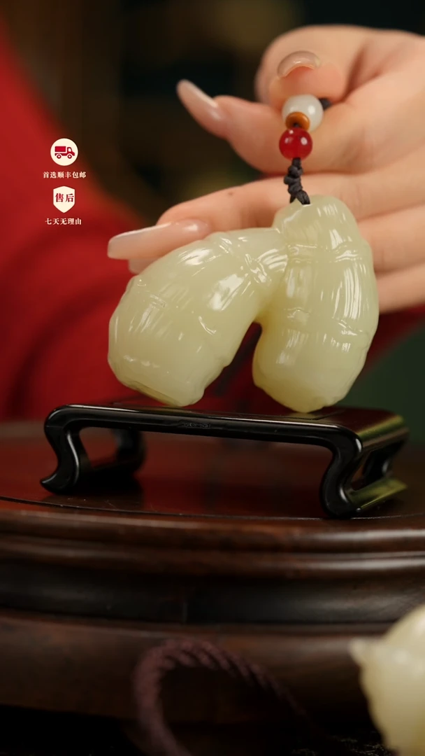 云南石竹叶青雕刻：手握江山把件摆件