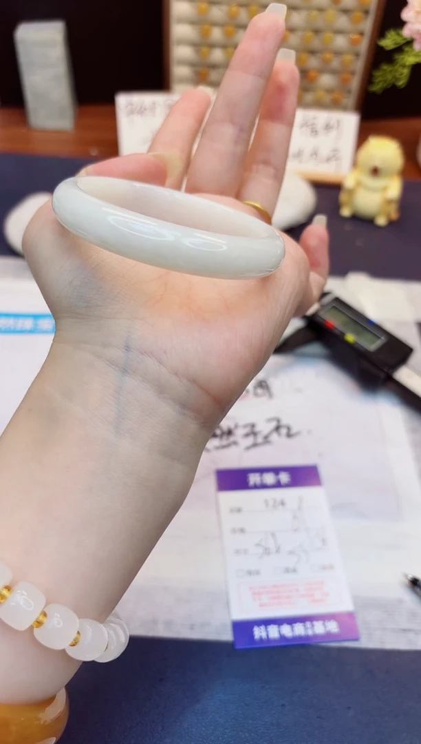 未镶嵌手镯石英质玉124-翠玉-圈口56
