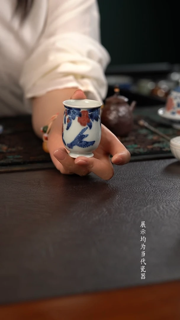 研山琢器青花釉里红花鸟手握闻香杯