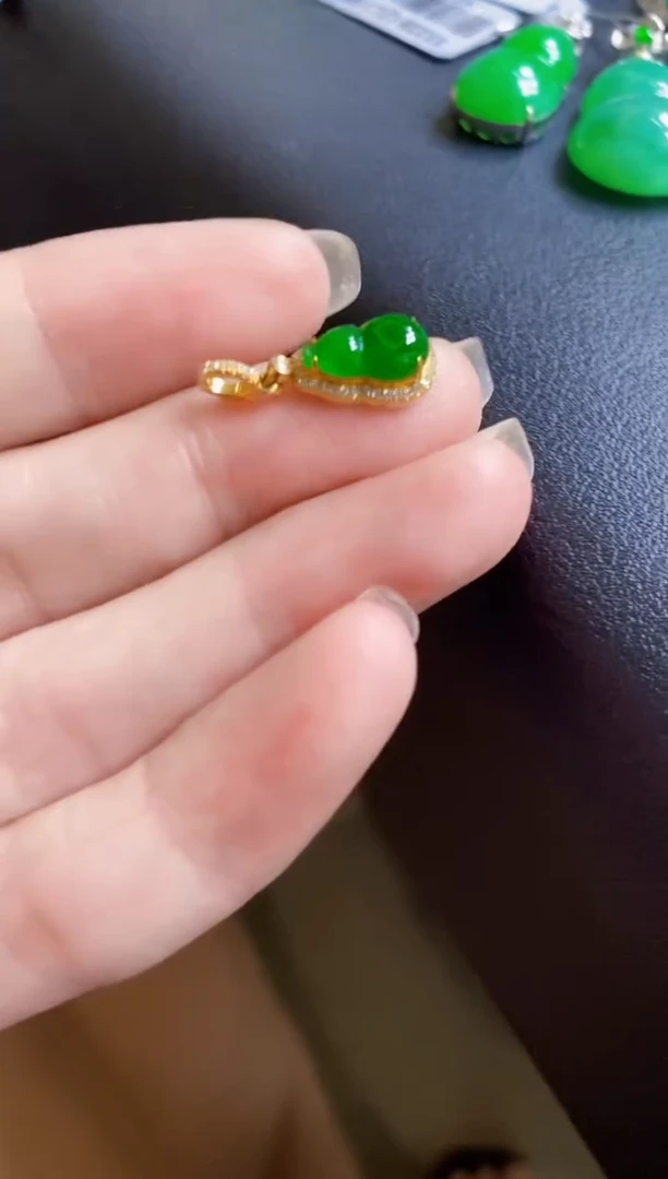 翡翠18K金镶嵌颈饰葫芦