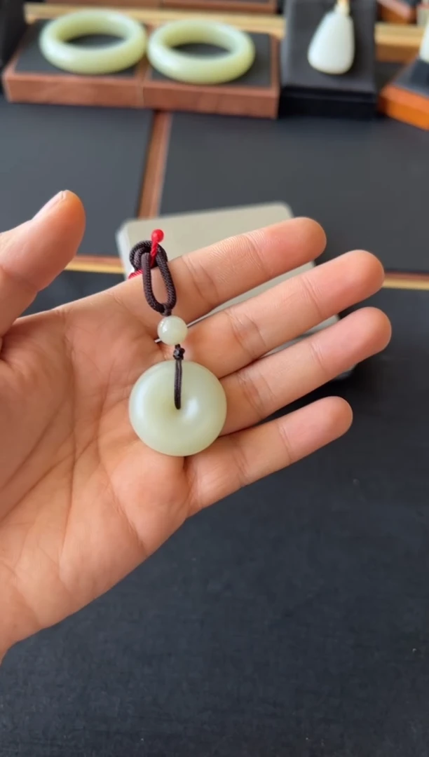 【闪购商品】和田玉吊坠(赠链)未镶嵌且末微色差迪克兰二细