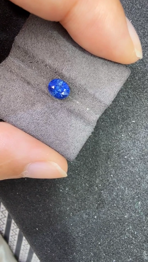 未镶嵌定制定制蓝宝石.****人天然1.06克拉无烧皇家蓝吉尔德