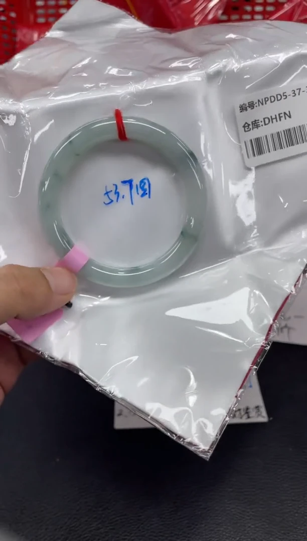 翡翠手镯未镶嵌小***辣翡翠手镯