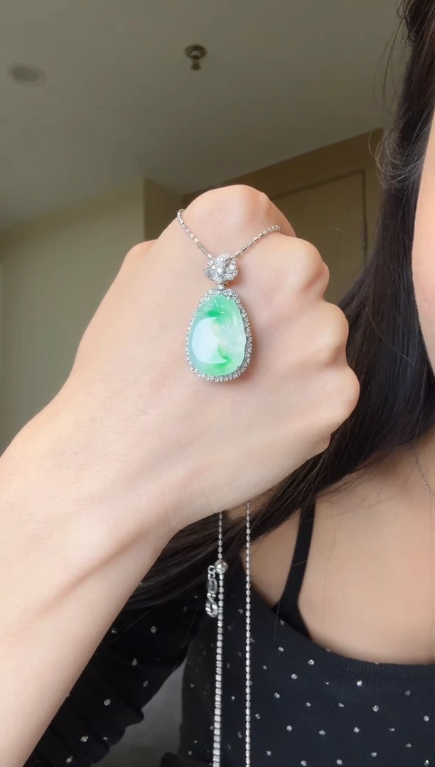 【闪购商品】翡翠吊坠(不含链)18K金镶嵌天然翡翠吊坠