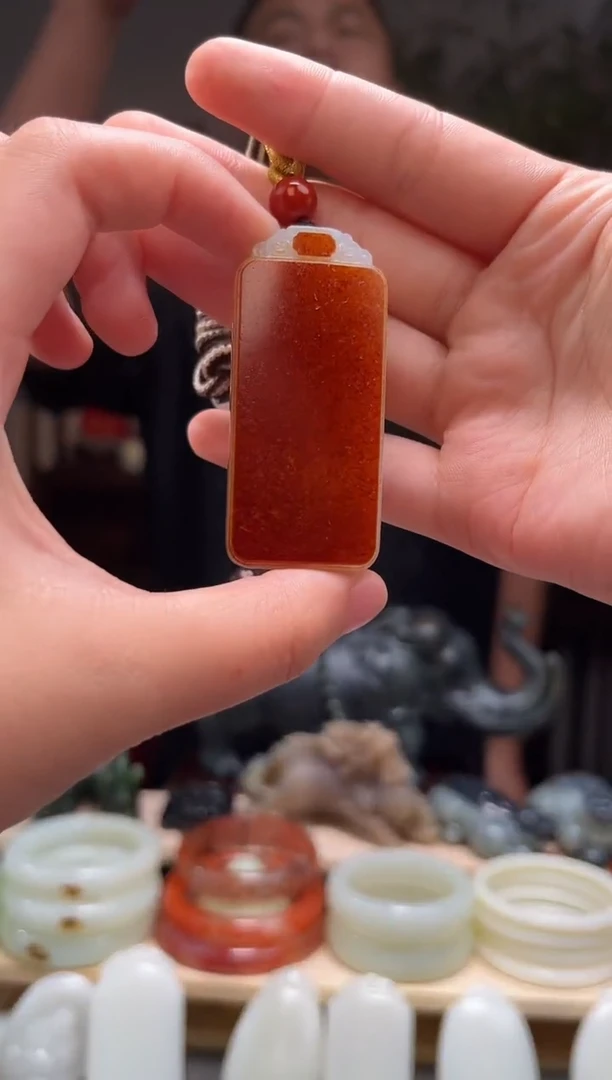 颈饰未镶嵌和田玉吊坠