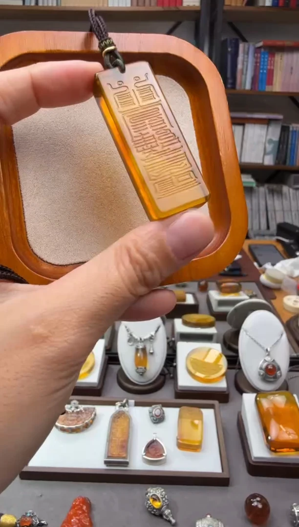 未镶嵌颈饰琥珀财神铭文吊坠