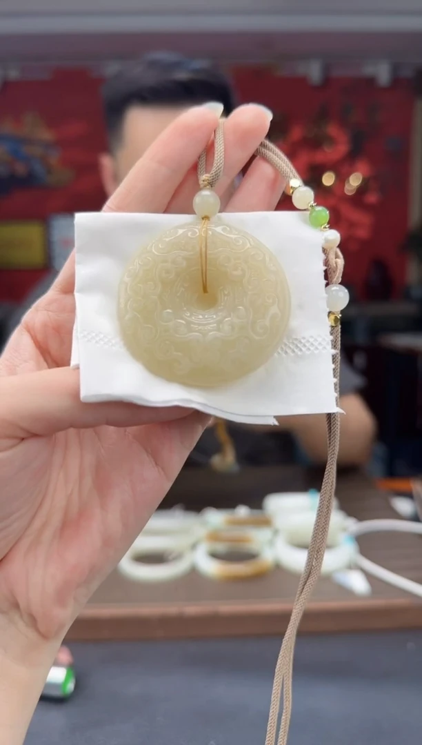 和田玉未镶嵌颈饰蜂蜜水平安扣