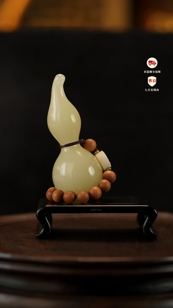 云南石竹叶青雕刻：福禄长寿葫芦手把件
