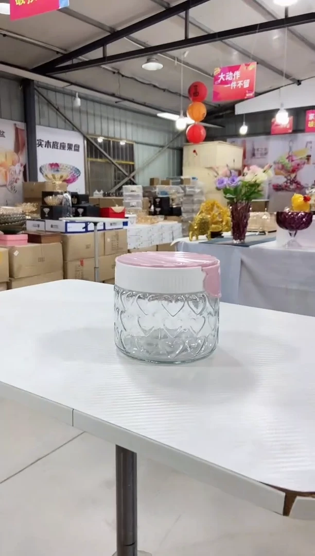 粉色盖子密封罐子一个