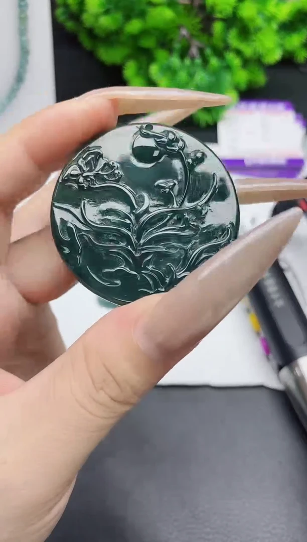颈饰未镶嵌翡翠