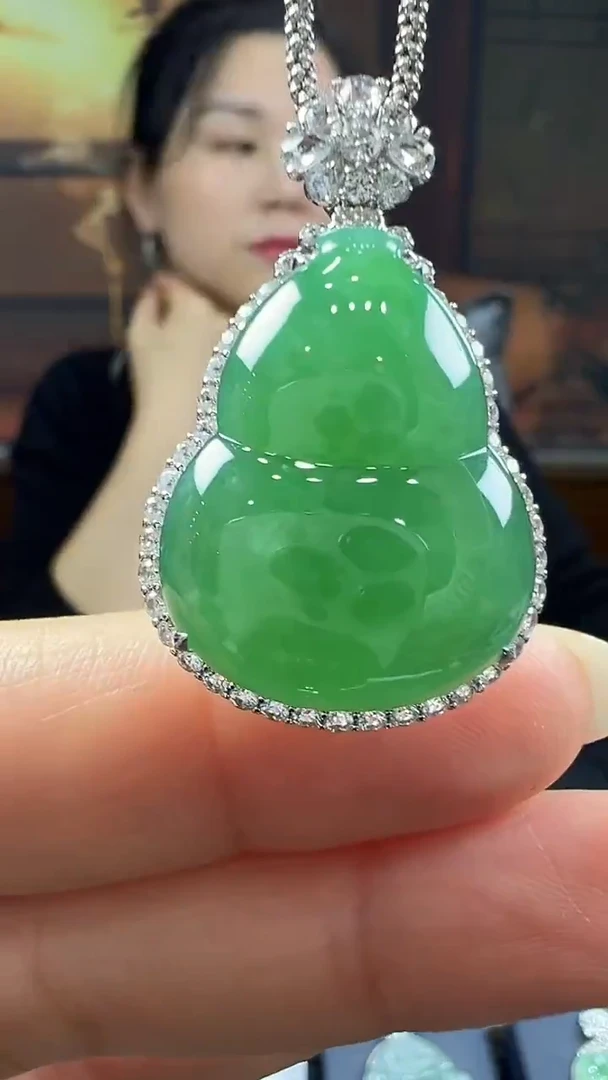 18K金镶嵌挂件翡翠葫芦 不含链
