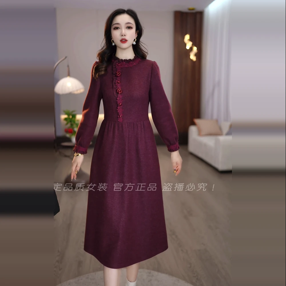 2025冬款紫红色精致花边点缀优雅气质显瘦复古中长款连衣裙