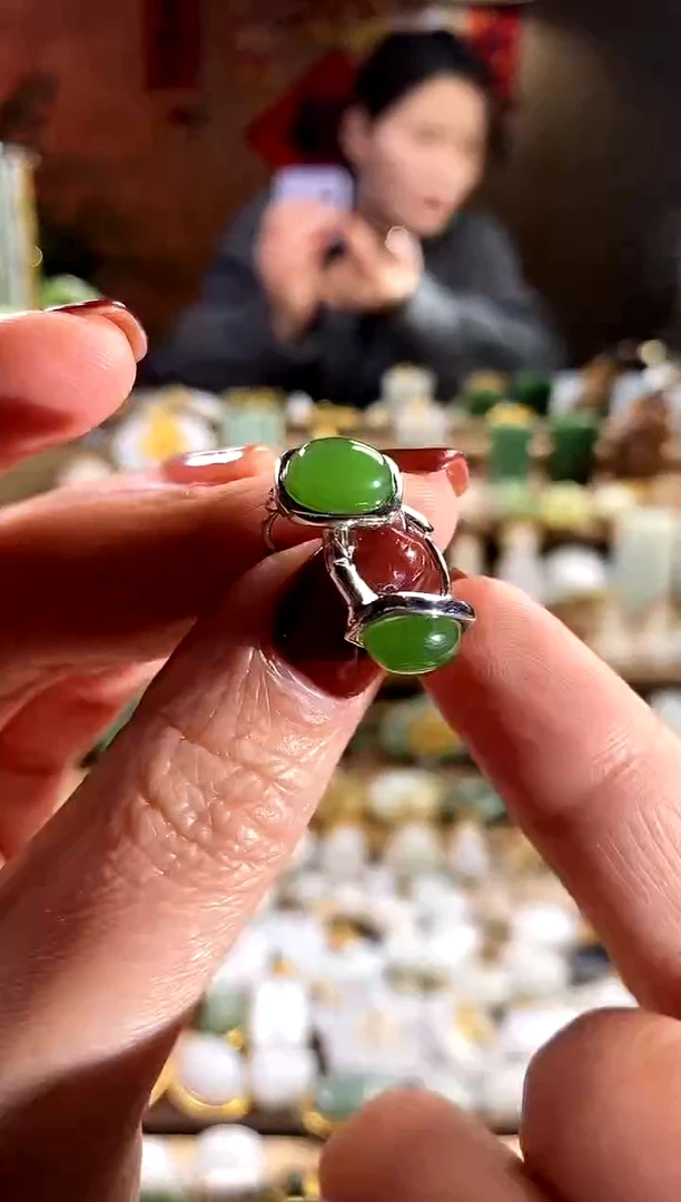 【闪购商品】和田玉耳饰银S925镶嵌。