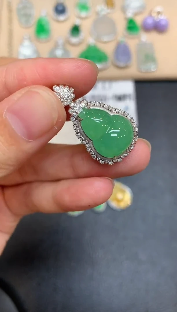 颈饰18K金镶嵌翡翠葫芦【无服务费