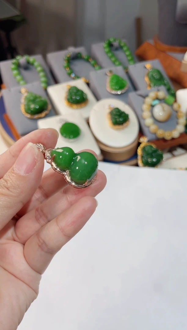 颈饰18K金镶嵌和田玉葫芦