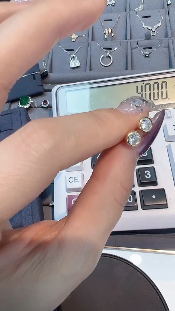 耳钉18K金镶嵌钻石50分耳钉