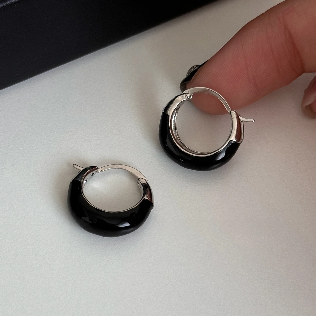 卡柒 铜合金耳饰 小众设计感黑色圈圈耳环女时尚高级感冷淡风耳饰