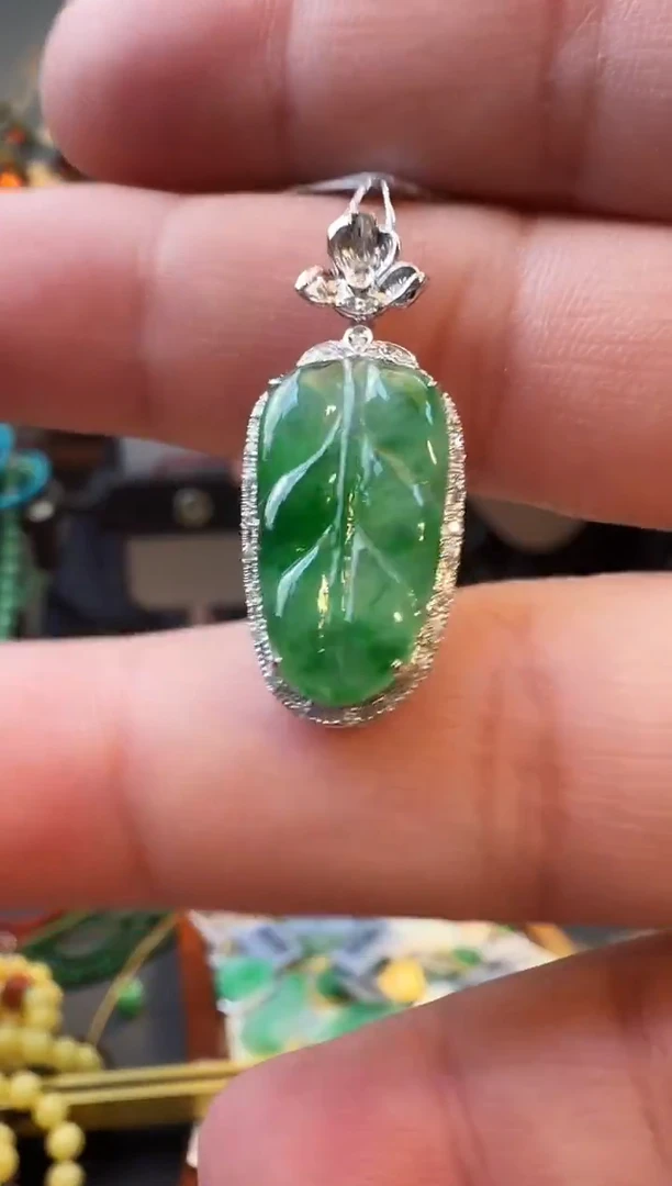 颈饰18K金镶嵌翡翠吊坠