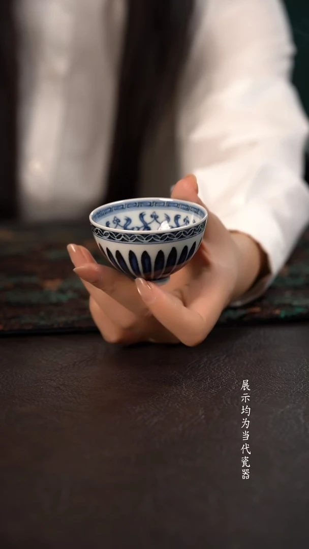研山琢器莲瓣内忍冬纹鸡心杯