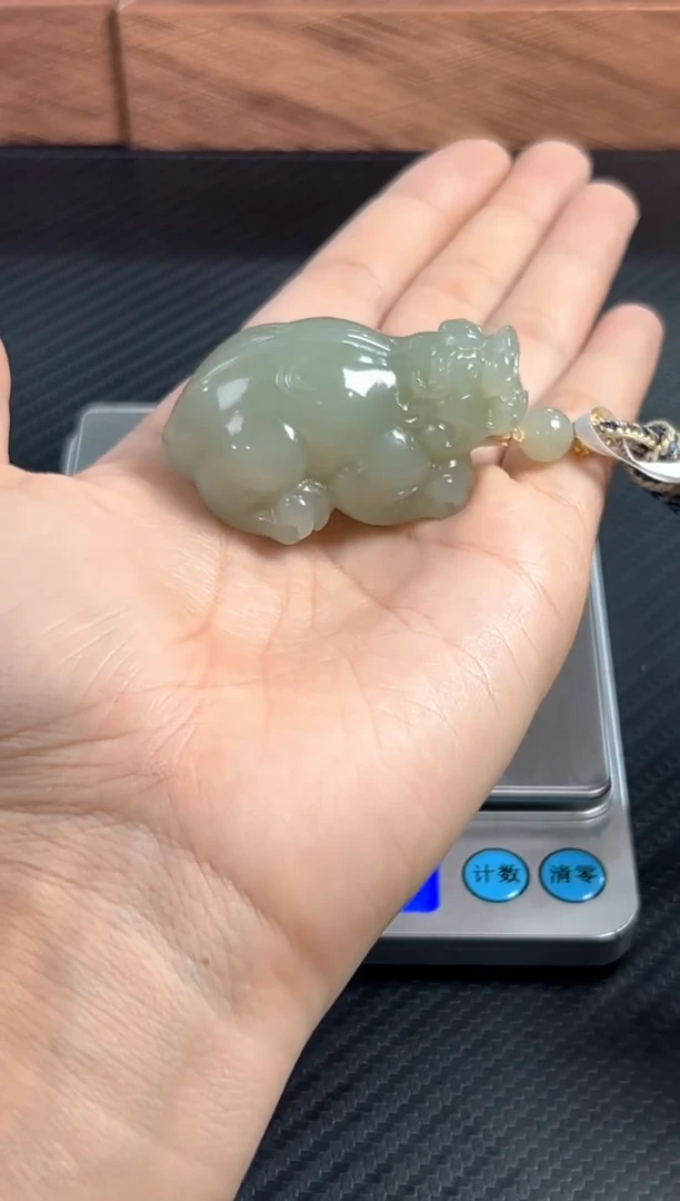 未镶嵌和田玉挂件且末微色差近矿貔貅吊坠