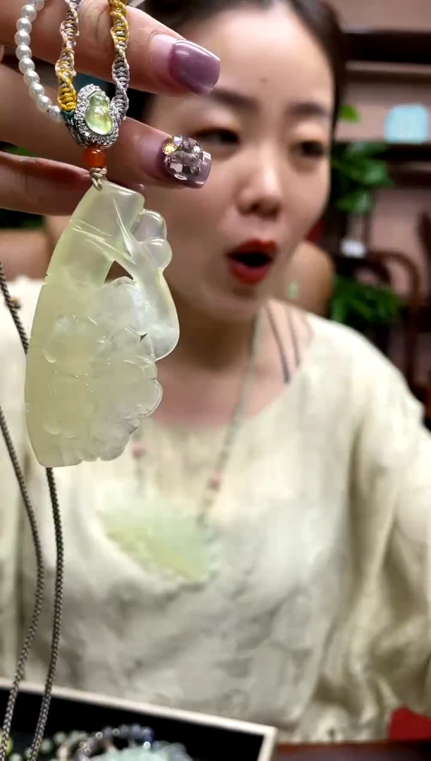 岫玉未镶嵌吊坠·
