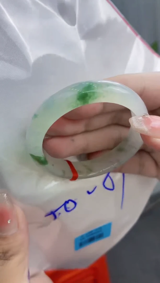 翡翠手镯未镶嵌翡翠手镯