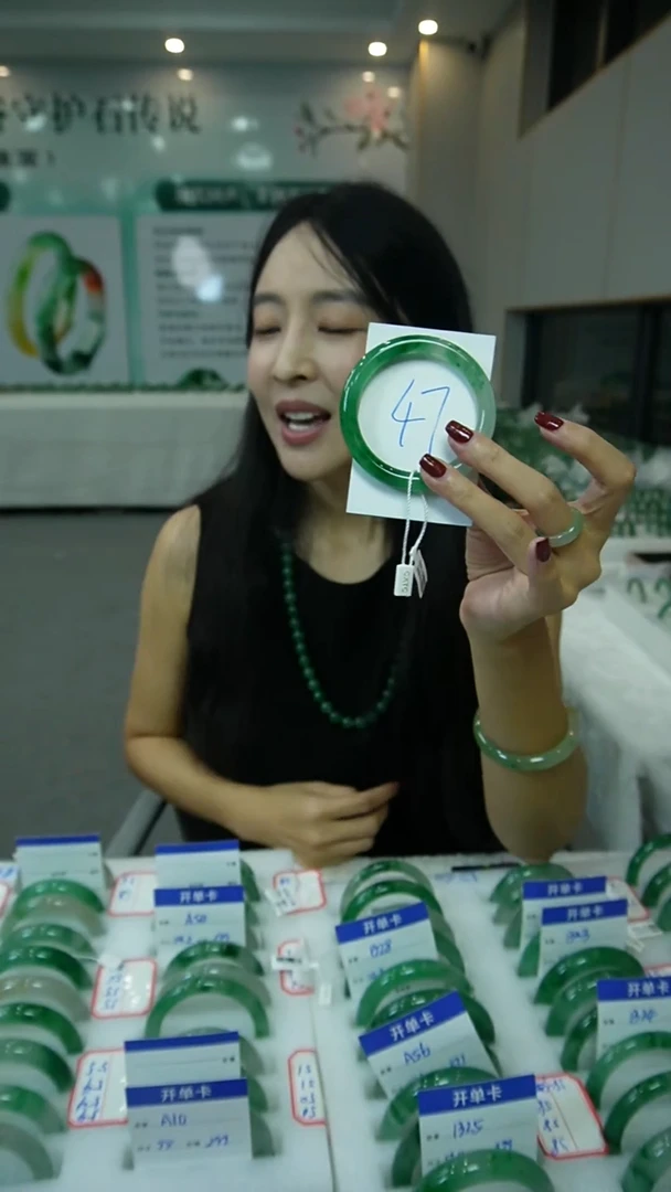 石英质玉（非洲翠）手镯未镶嵌47