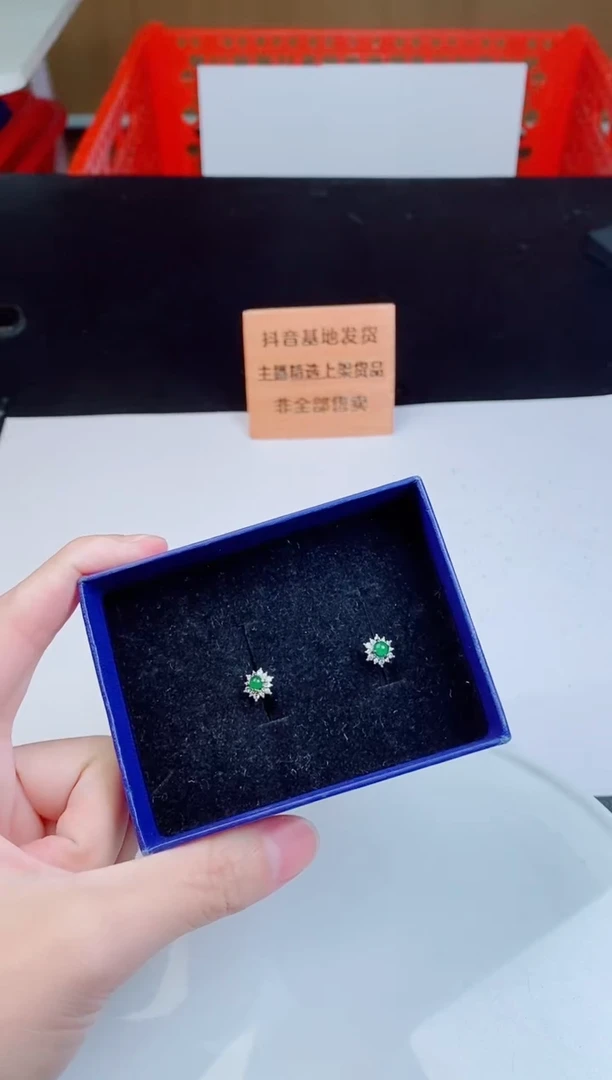 颈饰未镶嵌翡翠   ·