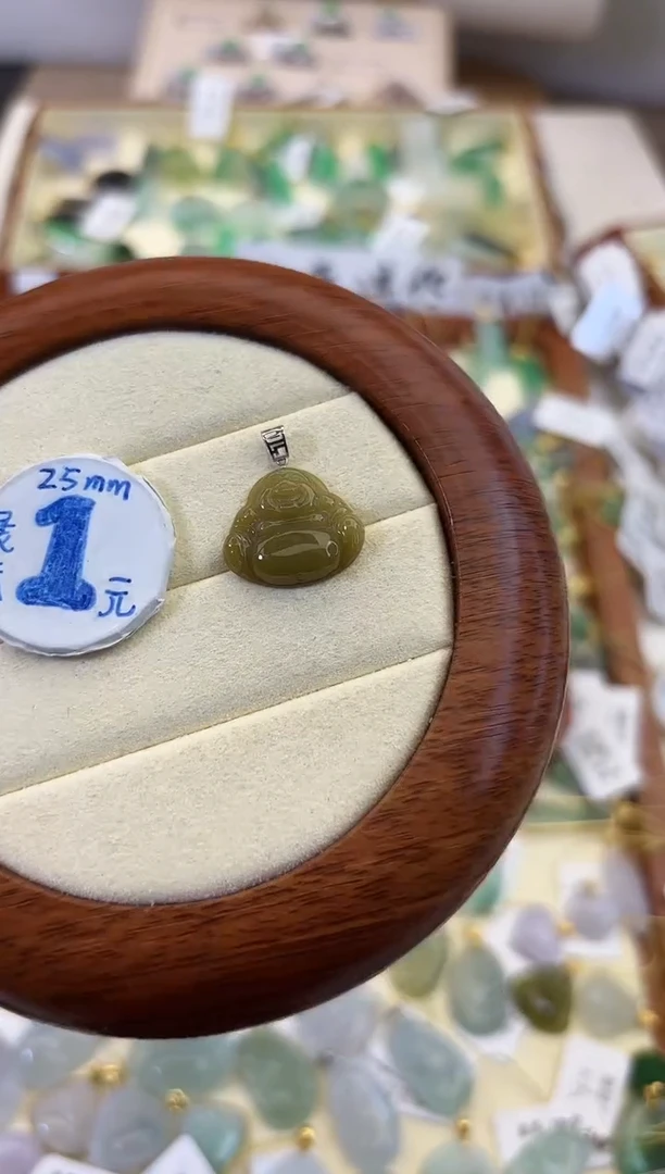颈饰18K金镶嵌翡翠佛公