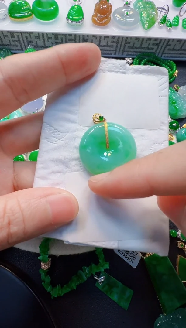 翡翠18K金镶嵌吊坠(不含链)1900