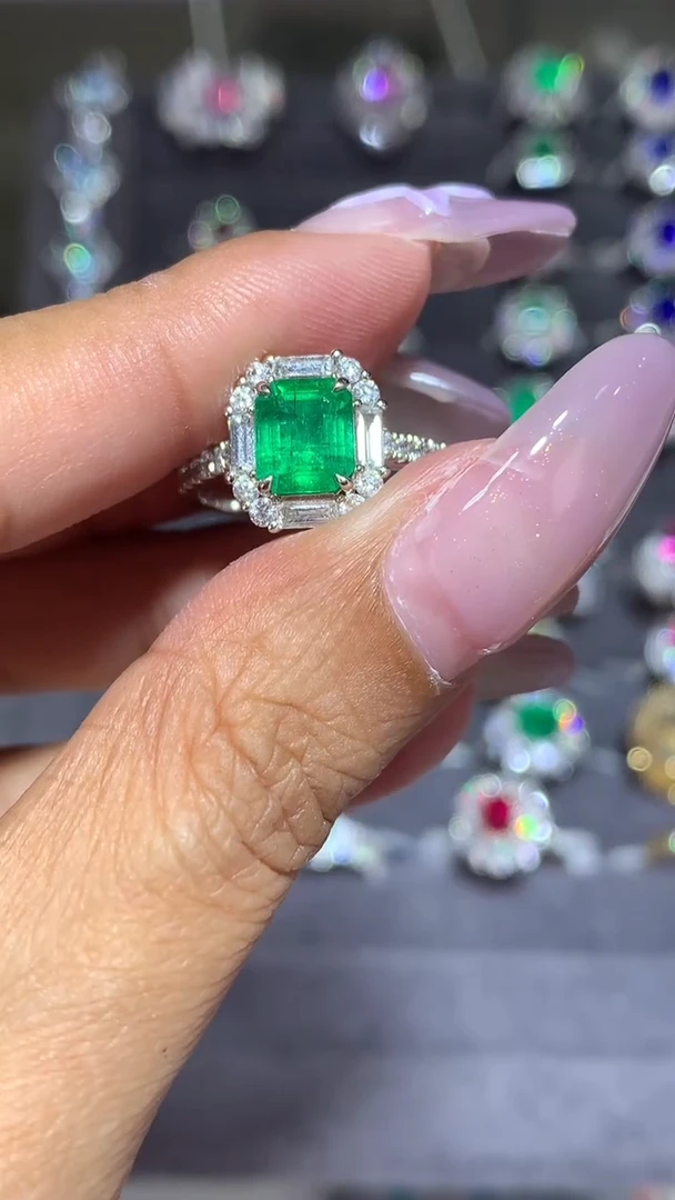 18K金镶嵌戒指祖母绿1.25CT