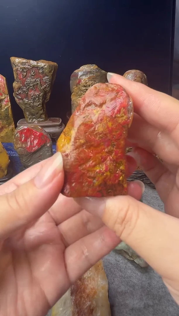 昌化石昌化田黄鸡血石一个，祝老板们情人节快乐，拍的开心