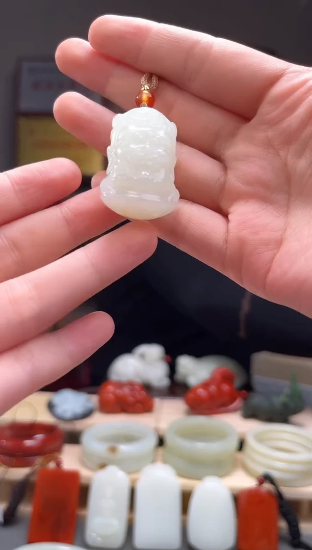 颈饰未镶嵌和田玉吊坠