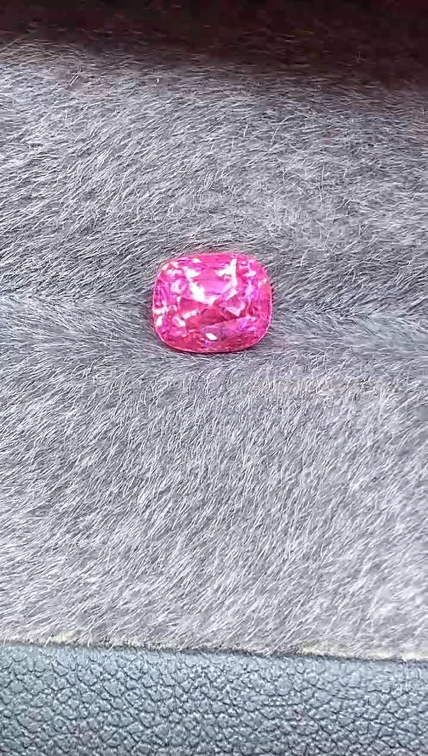 未镶嵌裸石定制尖晶石枕型 sagyin粉 1.56ct