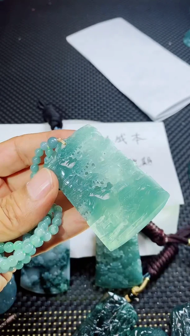 翡翠未镶嵌颈饰着*迷