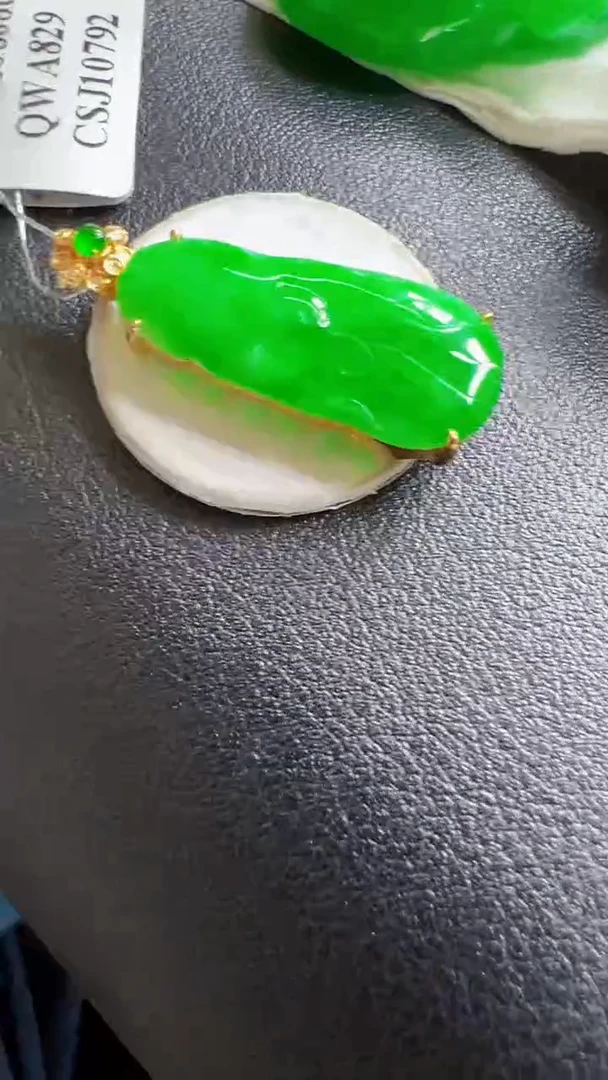 颈饰18K金镶嵌翡翠荷叶