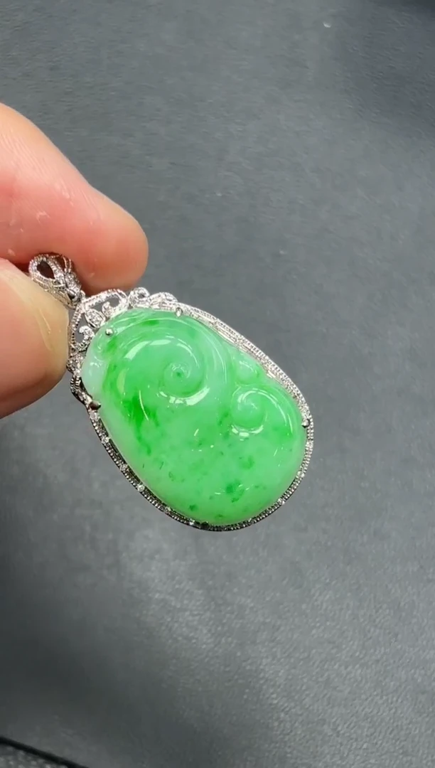 18K金镶嵌挂件翡翠如意