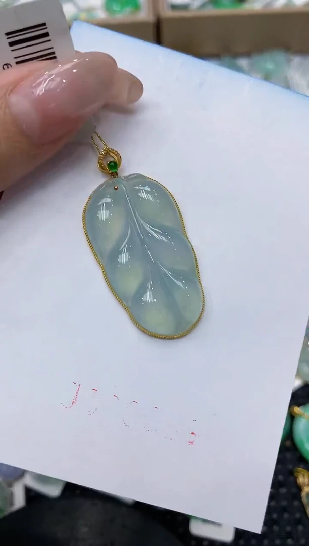 翡翠18K金镶嵌颈饰111111111