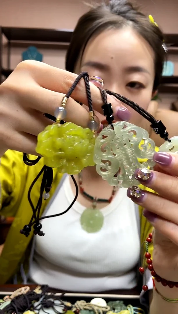 岫玉未镶嵌吊坠·