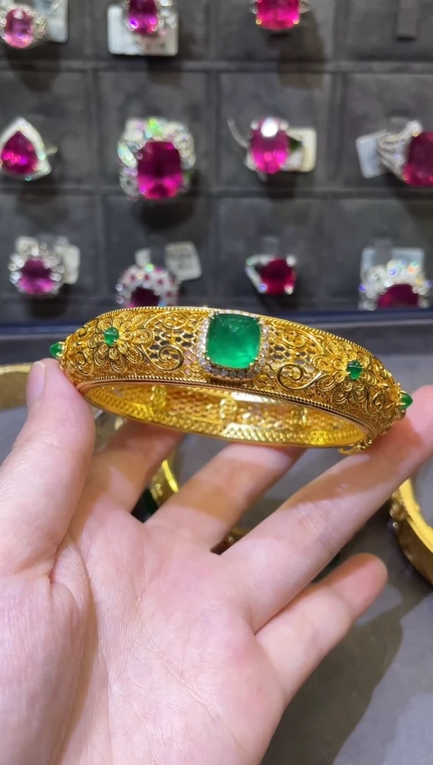 【闪购商品】祖母绿手镯18K金镶嵌4.38ct