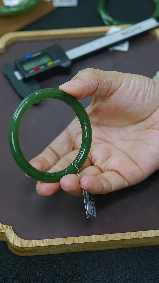 未镶嵌手镯和田玉56圈口 碧玉圆条手镯