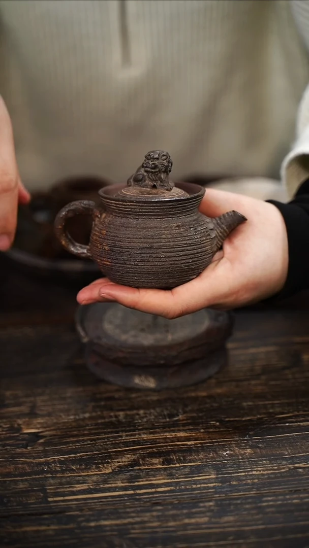 全手工制作 南蛮狮子摘紫砂后手壶