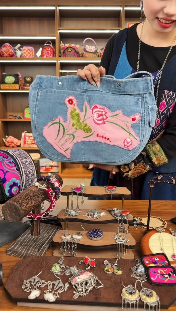 【闪购商品】织绣A29蒙阿苏苗绣传承